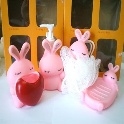 Love爱心兔浴室四件套 时尚卫浴与动漫文化的完美融合